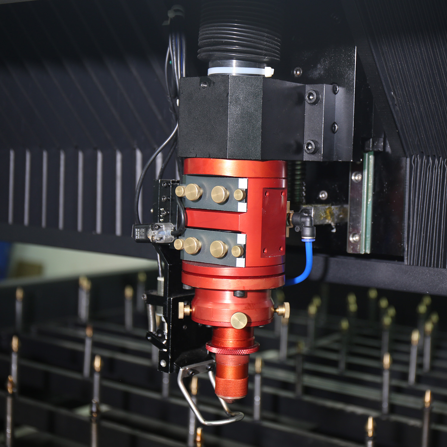 Máquina troqueladora láser de CO2 de madera plana y rotativa para la fabricación de tableros